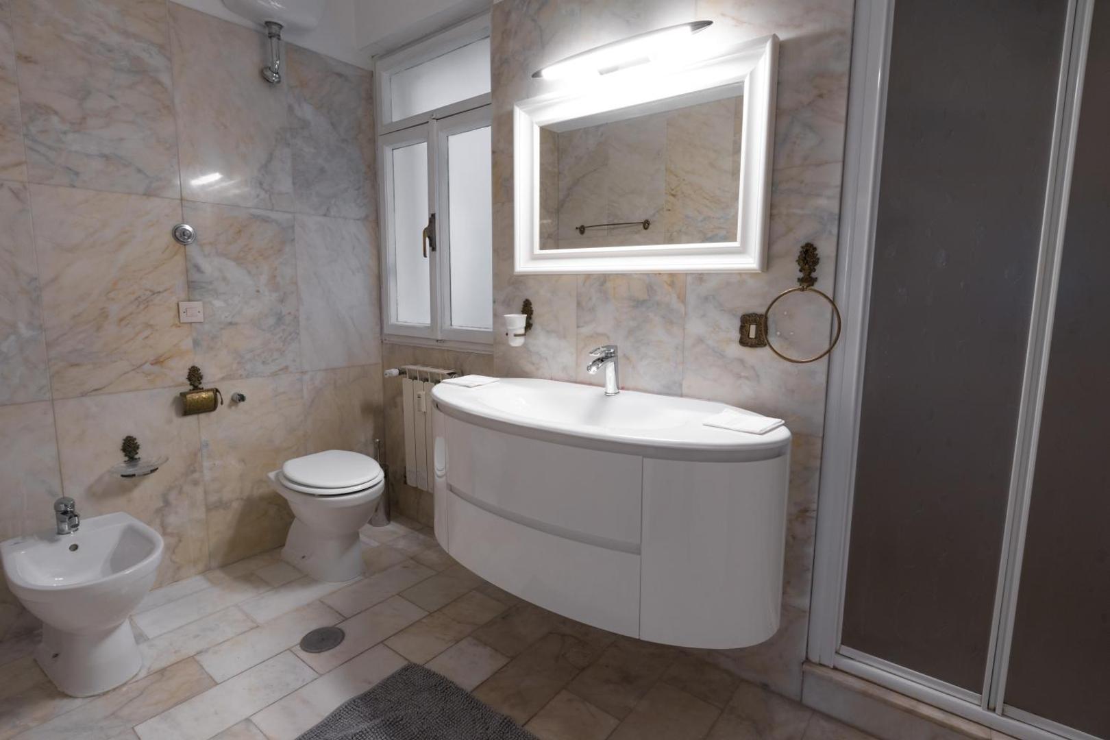 Bagno rifinito in ceramica bianca