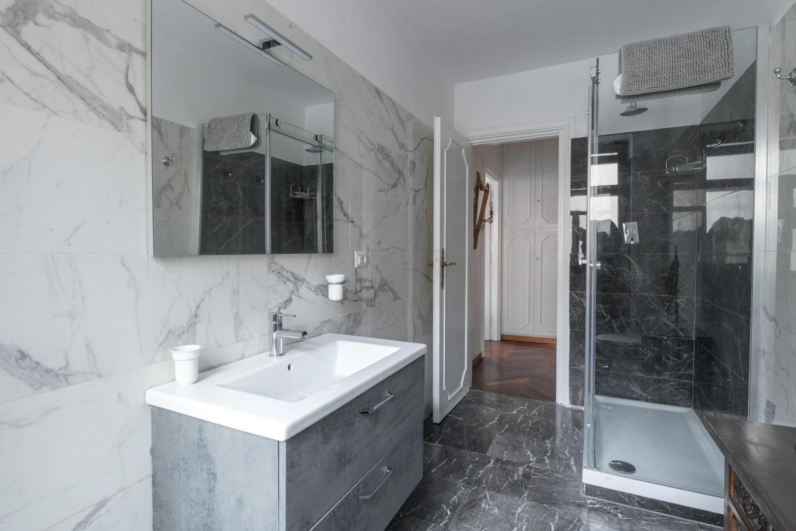 Bagno moderno con doccia in cristallo