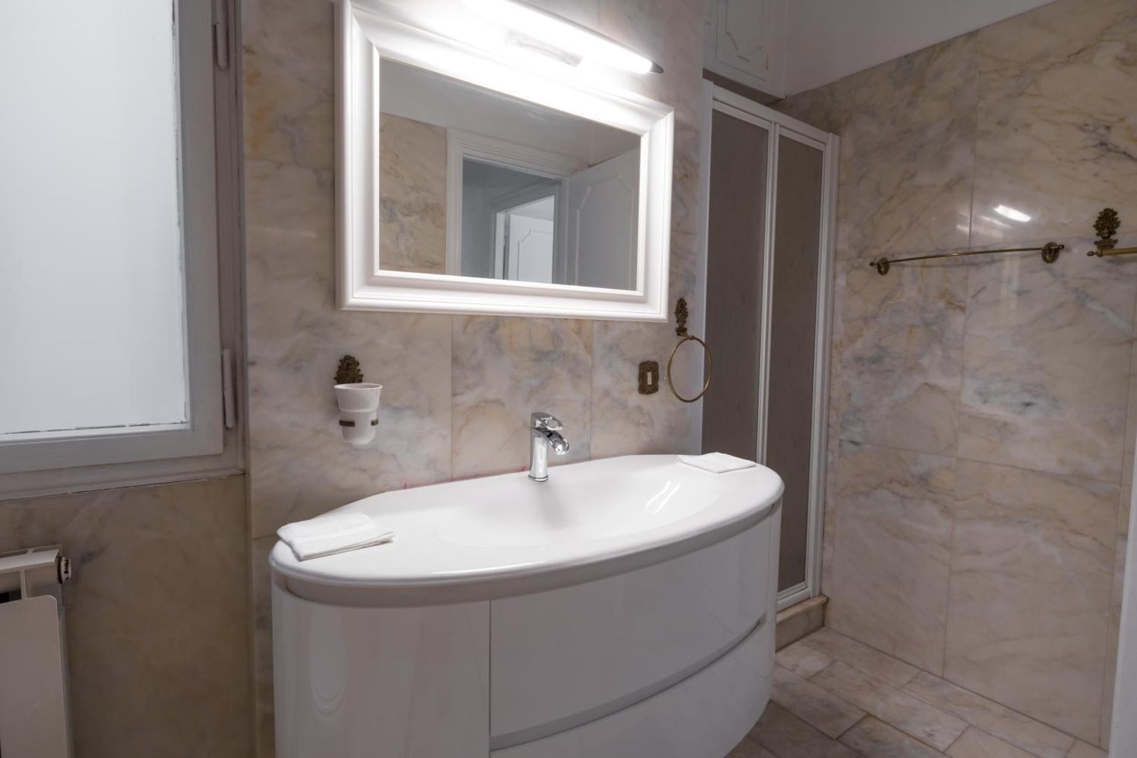 Bagno moderno con sanitari e doccia