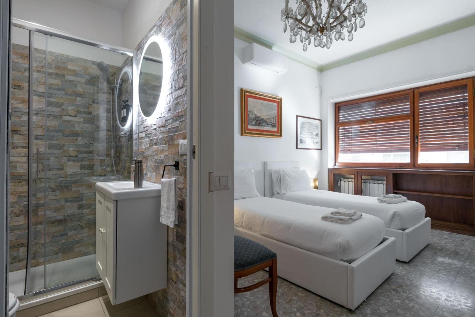 Camera da letto 4 - Master Suite con doccia in vetro