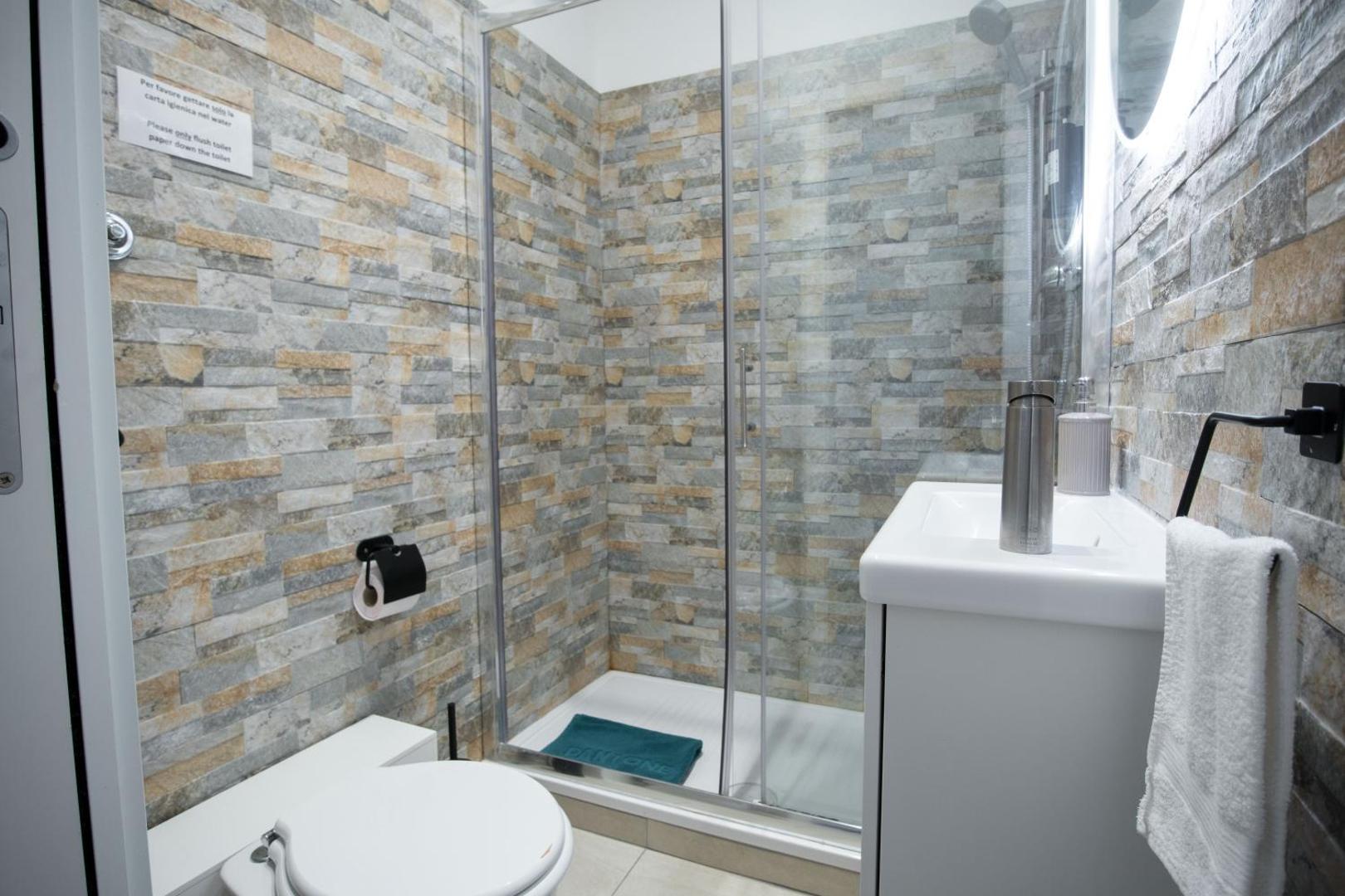 Bagno con doccia spaziosa